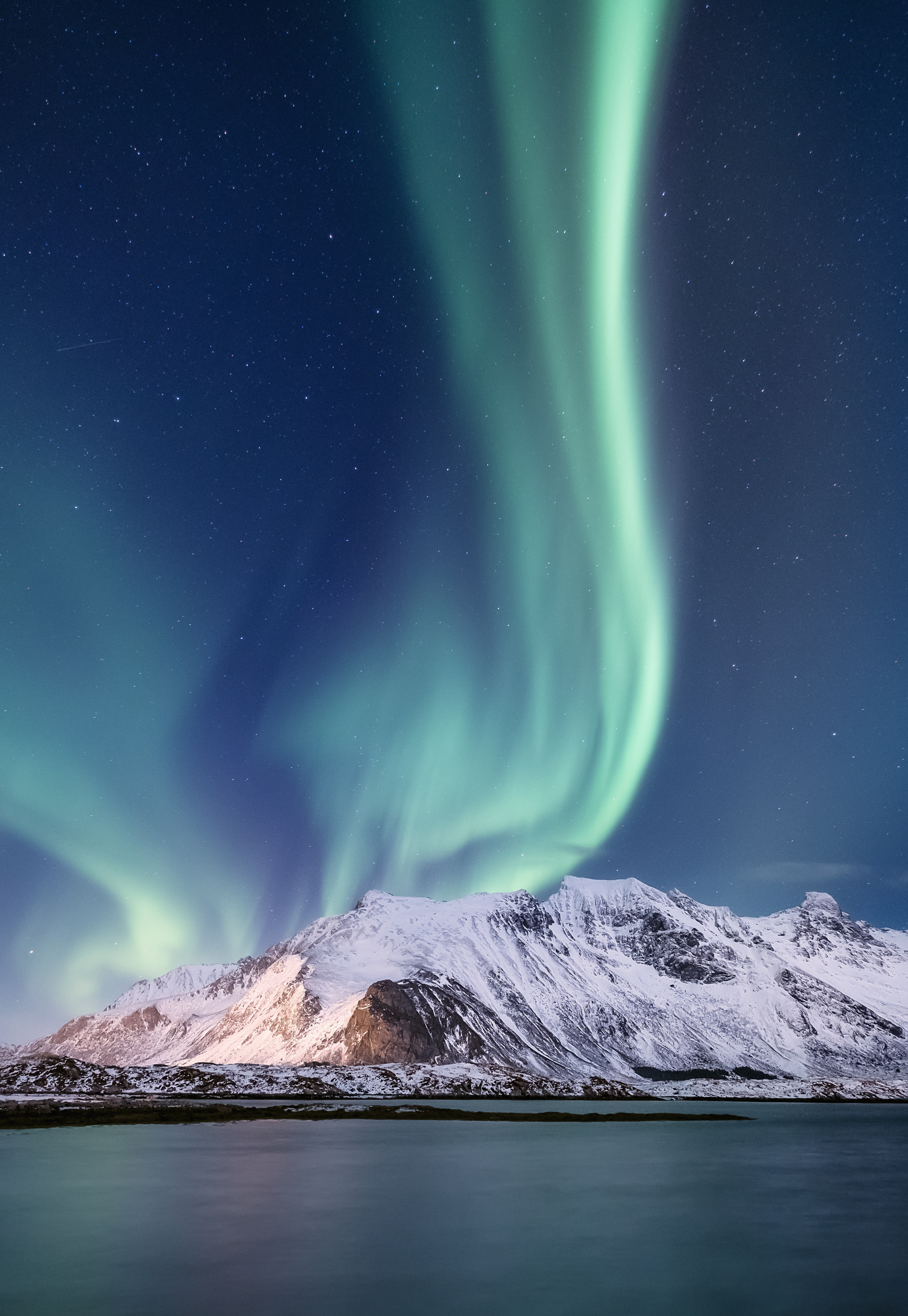 Alaska state mountain skyline